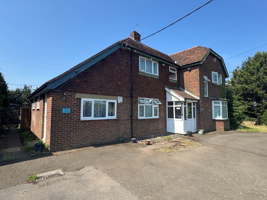 Lot: 167 - DETACHED FOUR-BEDROOM HOUSE - RESIDENTIAL INVESTMENT - Front of The Jays